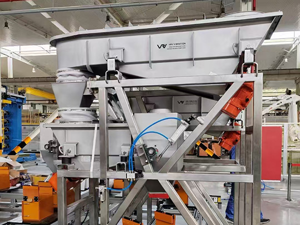 Sistema di movimentazione dei materiali: alimentatore vibrante a motore e alimentatore vibrante elettromagnetico