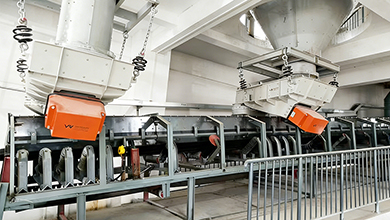 Alimentatore vibrante per impianto di lavorazione chimica