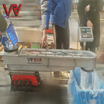 Alimentatore vibrante elettromagnetico nel trasporto polveri